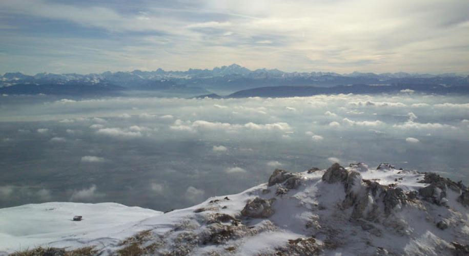Zicht op de Alpen vanop Crêt de la Neige, de hoogste top van de Jura